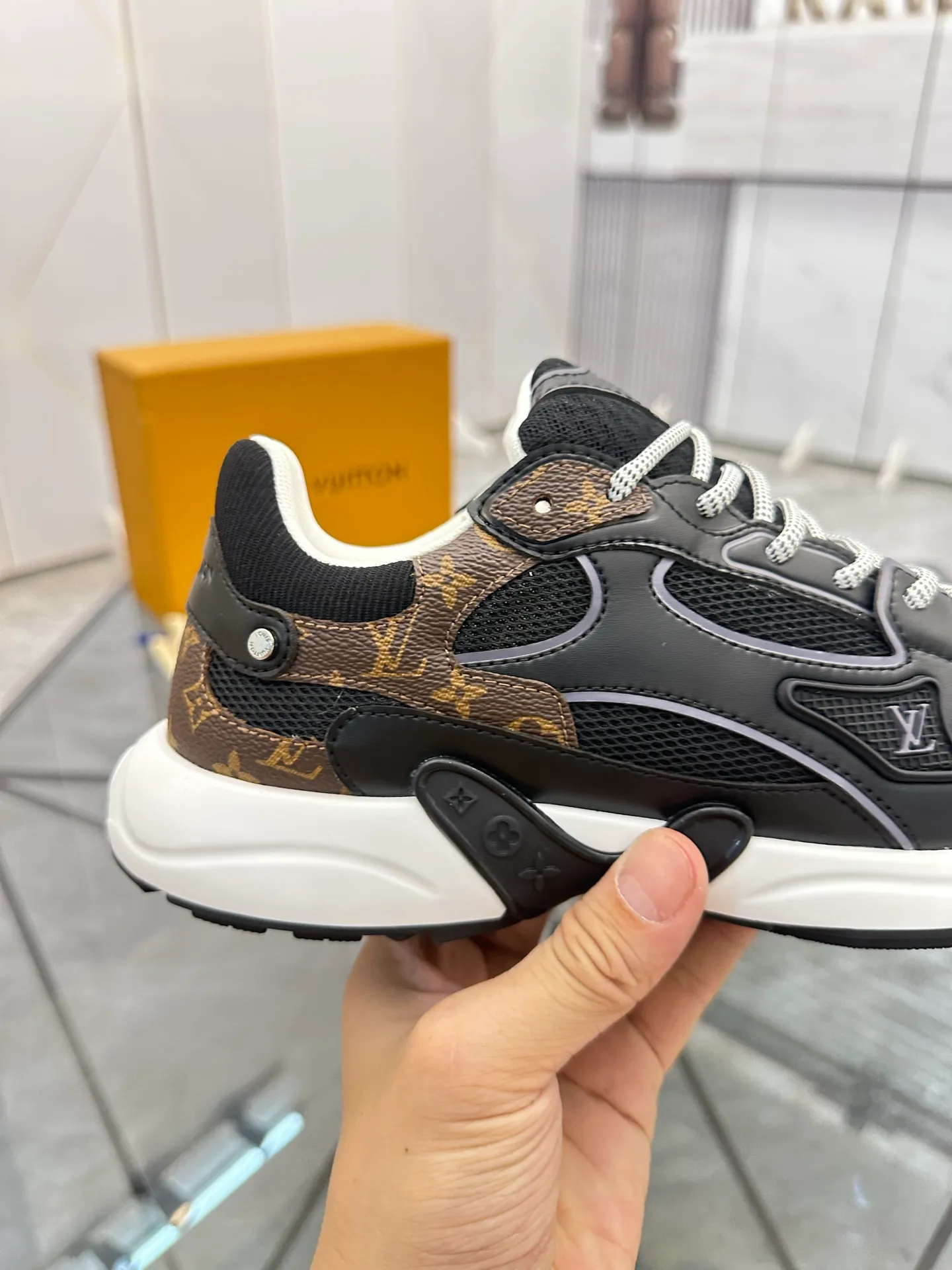 Men's shoes: 💰P660¥ Top quality Product trademark: LV* "Louis Vuitton*" low-top casual shoes Regular size: 35-44 (can be customized to 45.46) Couple style Product materials: Upper imported cowhide stitching original material, breathable lining, original outsole. Number: H218